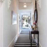 Вариант дизайна узкого коридора в доме