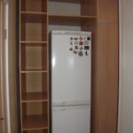 холодильник в шкафу коридора