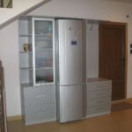 холодильник встроенный в мебель коридора
