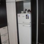 встроенный в черно-белую мебель холодильник